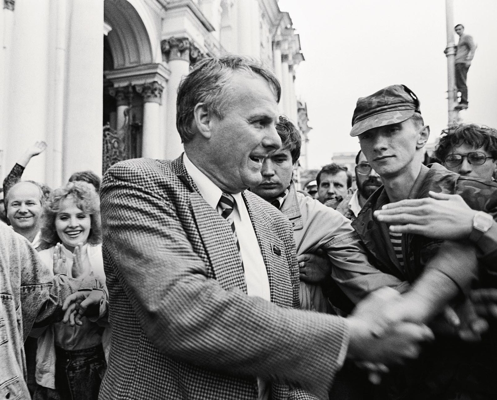 Мэр Ленинграда Анатолий Собчак на митинге на Дворцовой площади 1991.