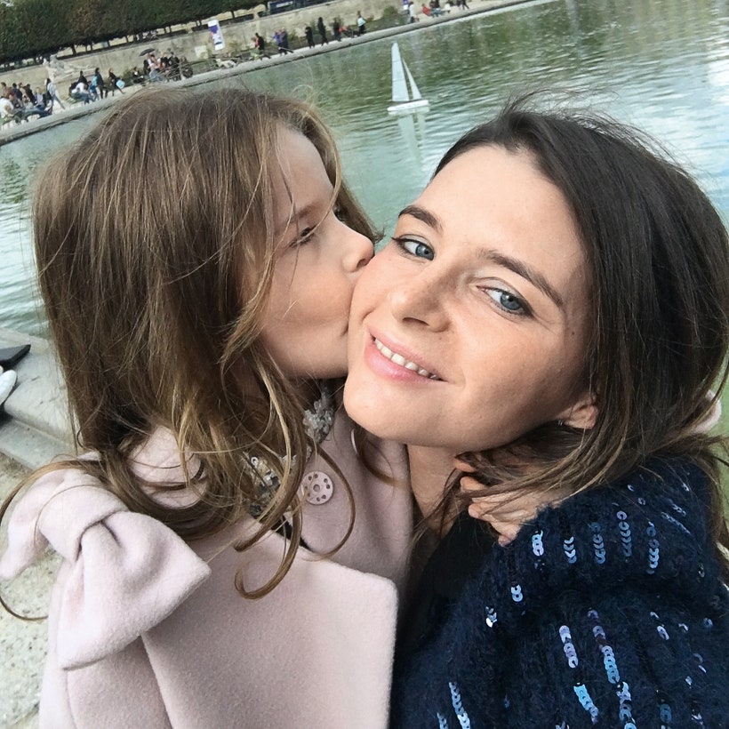 С дочерью Сашей в Париже 2016.