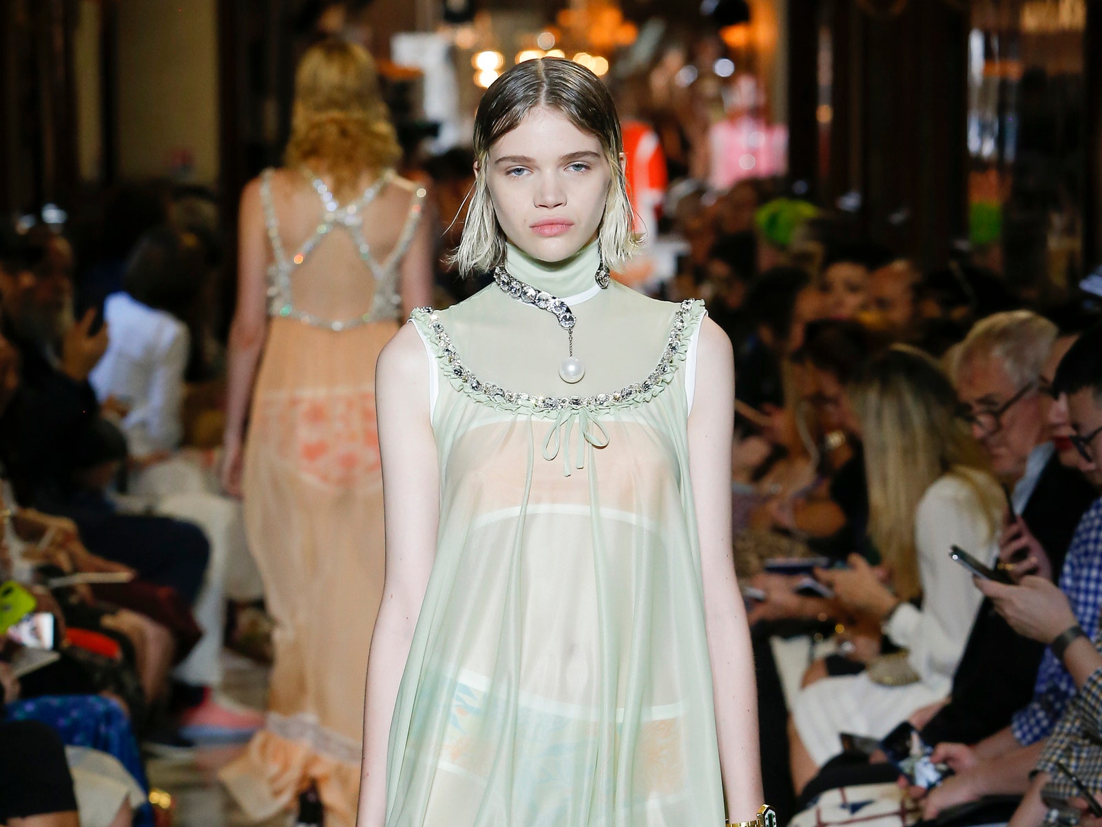 Ума Турман на показе Miu Miu Resort 2019