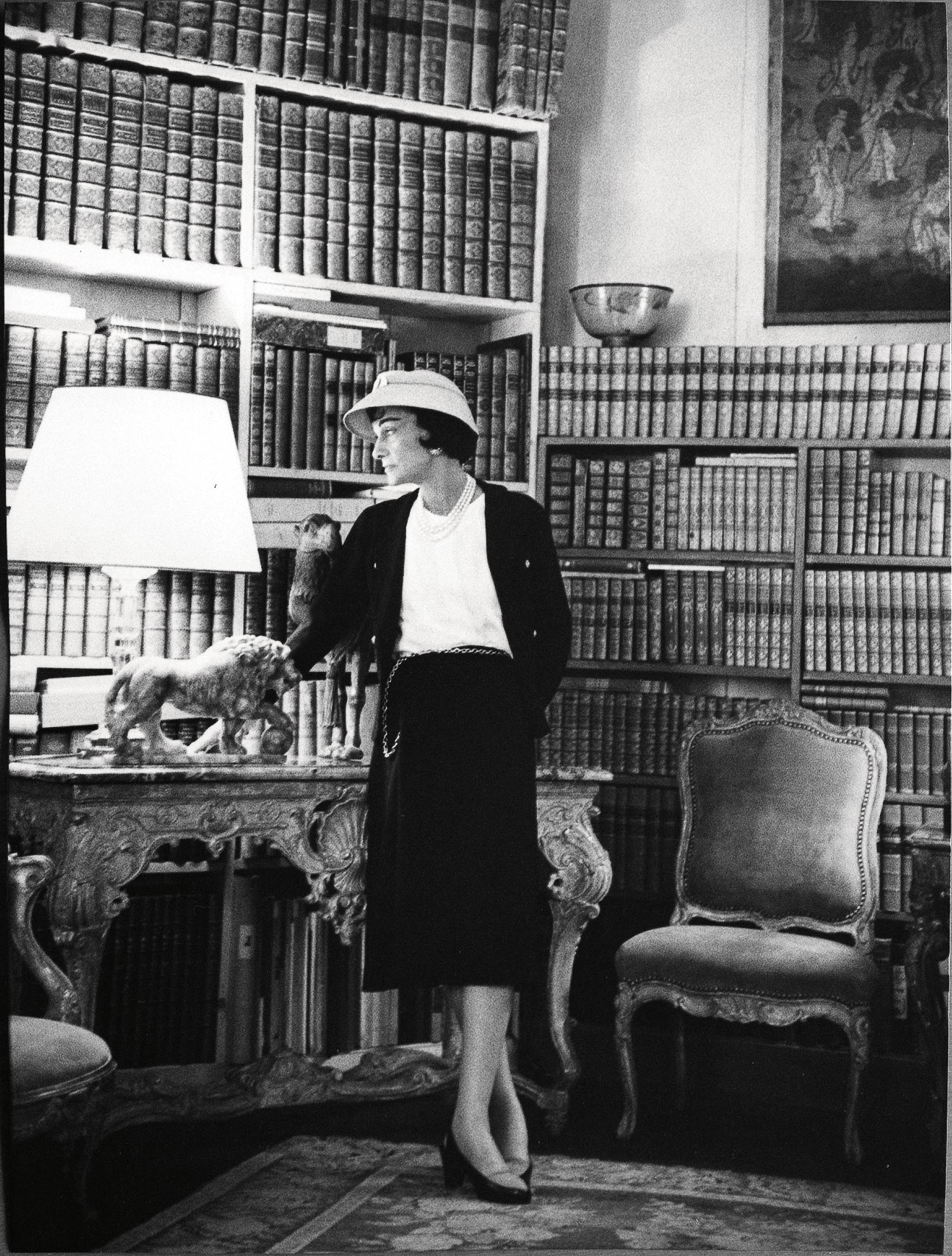 Габриэль Шанель в своей квартире на рю Камбон 31 1957 год