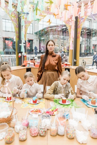 Ольга Томпсон с детьми.