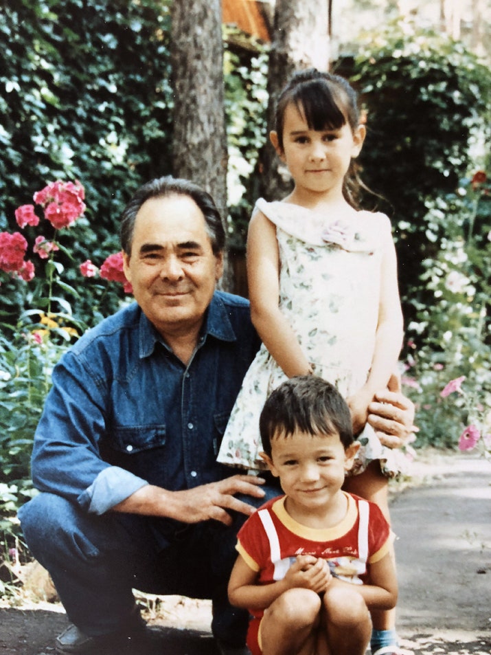 С дедом Минтимером Шаймиевым и двоюродным братом Тимуром в Казани 1994.