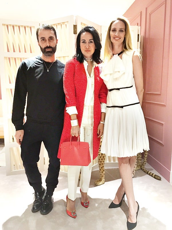 С дизайнером Джамбаттистой Валли и основательницей онлайнретейлера Moda Operandi Лорен СантоДоминго в Лондоне 2016.