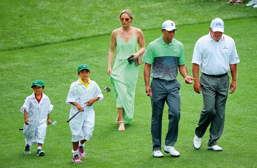 Тайгер Вудс с сыном Чарли дочерью Сэм и девушкой Линдси Вон в гольфклубе в США 2015.
