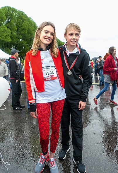 Наталья Водянова с сыном Лукасом на марафоне «Бегущие сердца» в Москве 2015.