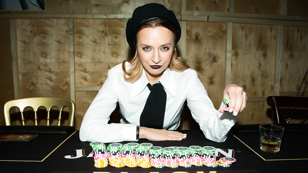 Покерный клуб в попап кабаре Rolling Barrels фото Виктории Шеляговой и других гостей