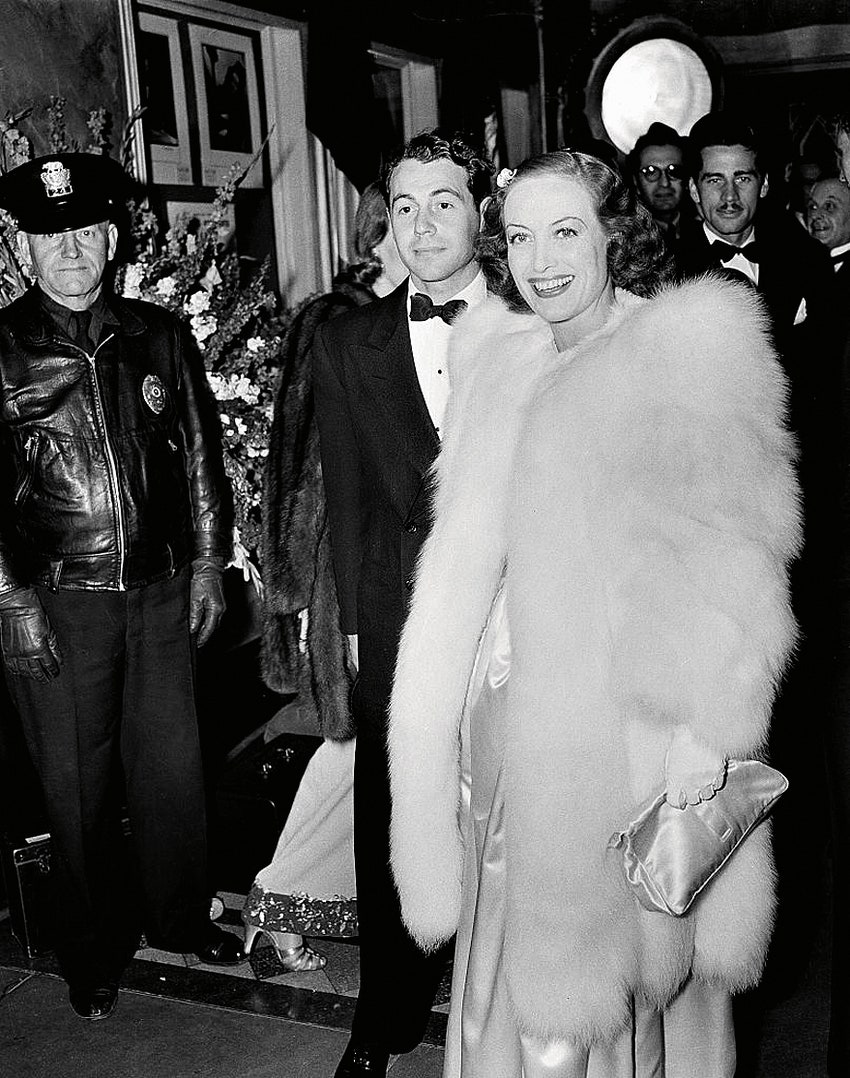 Джоан Кроуфорд с мужем актером Филлипом Терри на балу в Калифорнии 1940е.