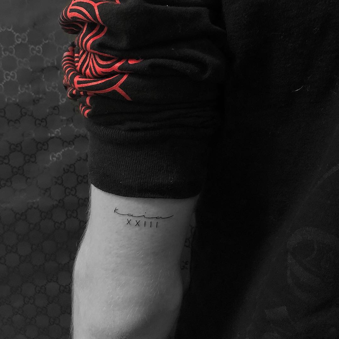 Брат Кайи Гербер сделал татуировку с ее именем на руке выше локтя