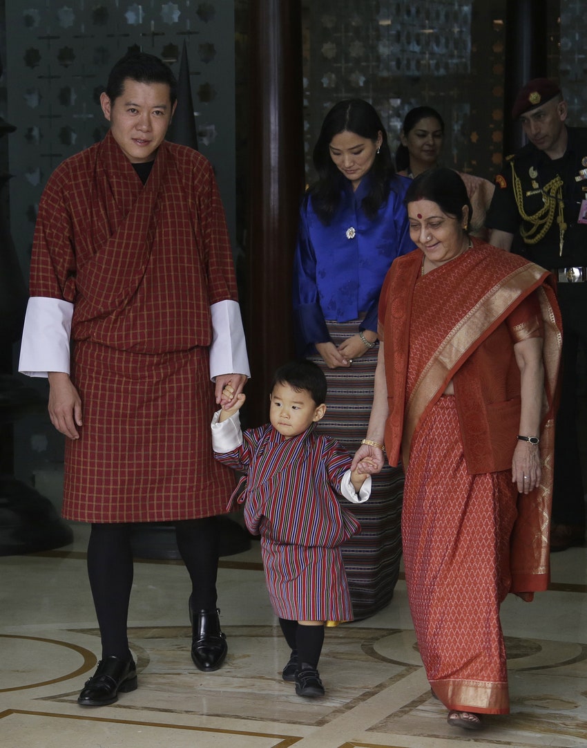 Король Джигме Кхесар Намгьял Вангчук и королева Джецун Пема Вангчук маленький принц и министр иностранных дел Индии...