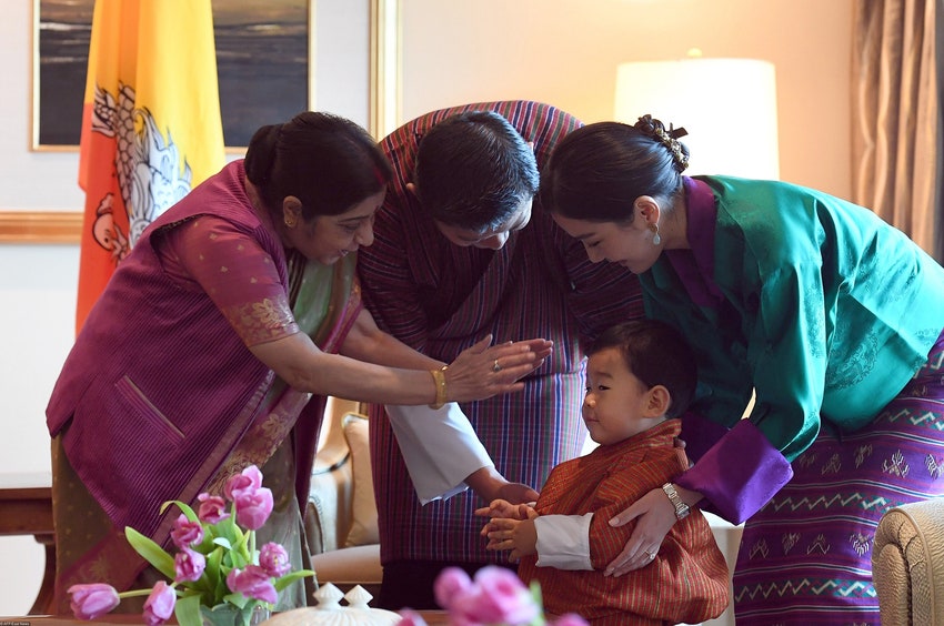Министр иностранных дел Индии Сушма Сварадж маленький принц король Джигме Кхесар Намгьял Вангчук и королева Джецун Пема...
