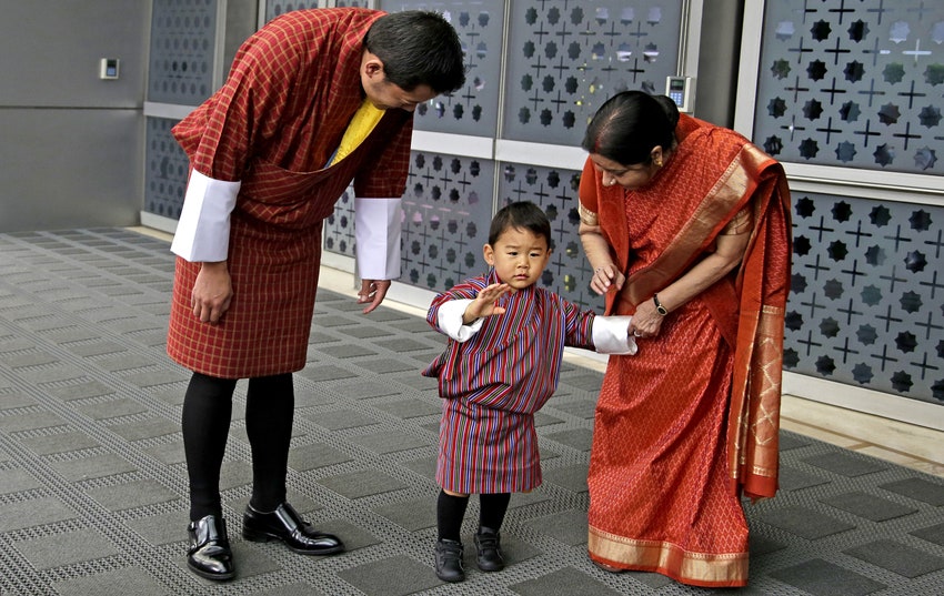 Король Джигме Кхесар Намгьял Вангчук маленький принц и министр иностранных дел Индии Сушма Сварадж