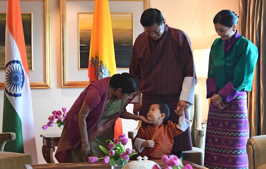 Министр иностранных дел Индии Сушма Сварадж маленький принц король Джигме Кхесар Намгьял Вангчук и королева Джецун Пема...