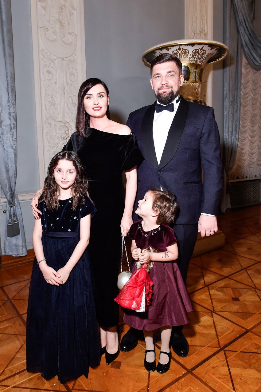 Василий Вакуленко  с женой Еленой и дочерьми Марией и Василисой