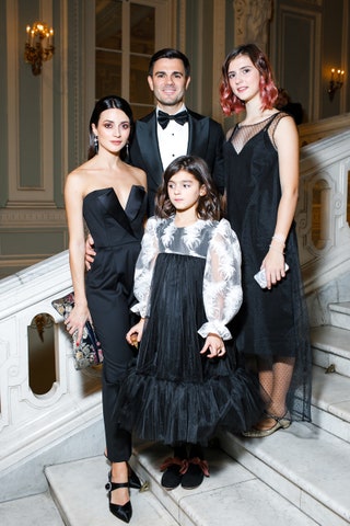 Альберт Сагирян с женой Мариной Изиловой и дочерьми Кариной и Аней.