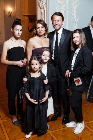 Сергей и Анастасия Рябцовы с дочерьми Василисой Верой Катей и Никой.