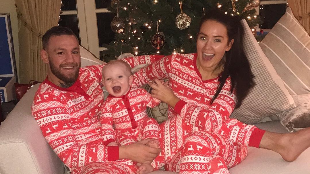 Рождественский тренд встреча праздника семьей в одинаковых пижамах