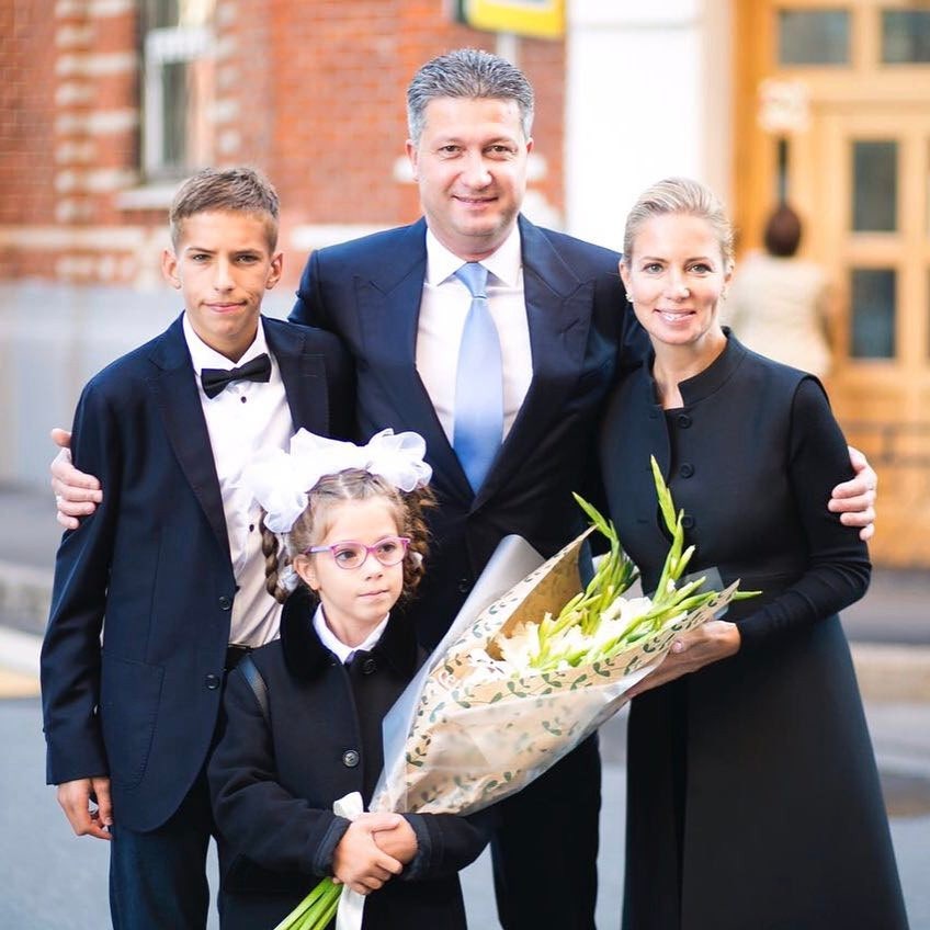 Светлана Захарова и Тимур Иванов с сыном Мишей и дочерью Дашей