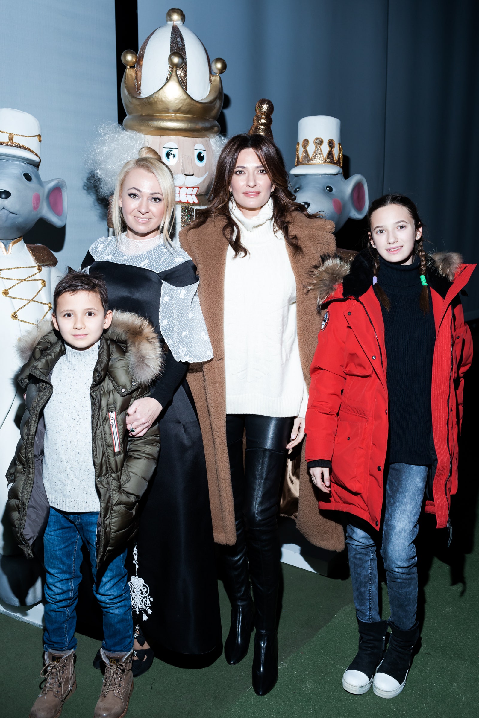 Яна Рудковская и Снежана Георгиева с сыном Гошей и дочерью Соней
