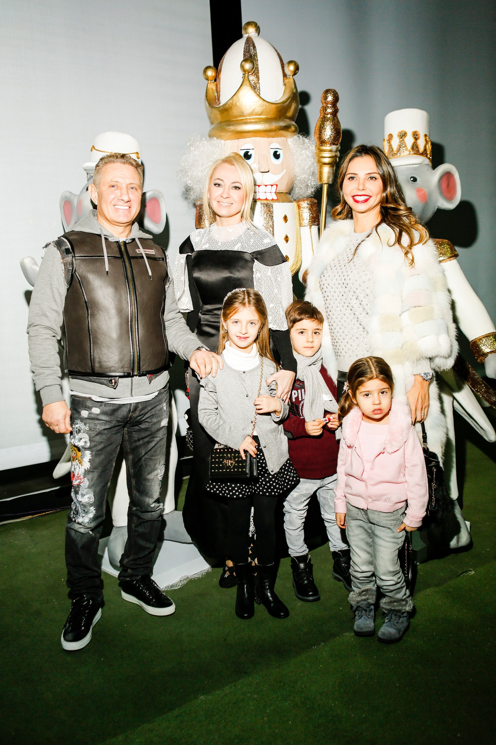 Борис Ротенберг с женой Кариной дочерьми Софией Леоной сыном Даней и Яна Рудковская