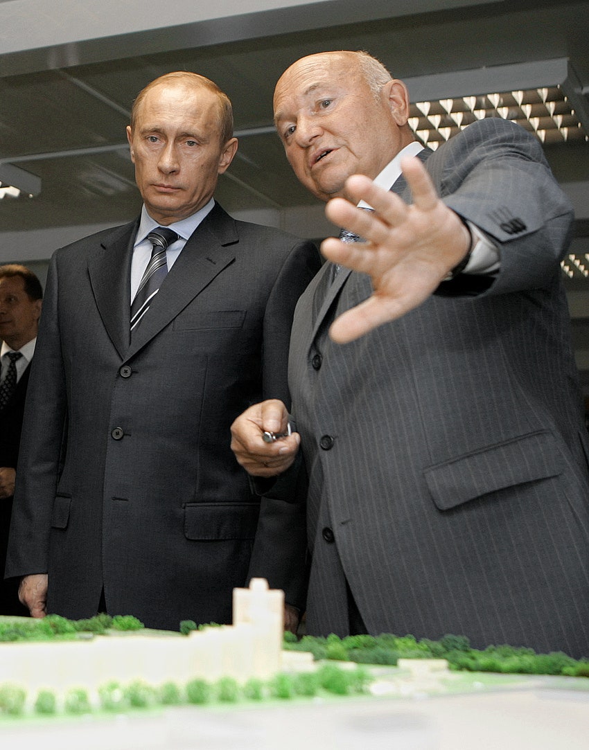 Владимир Путин и Юрий Лужков во время посещения экспериментального района Куркино 2007