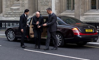 Борис Березовский  выходит из машины перед началом дневной сессии в Высоком суде Лондона Великобритания 17 января 2012...