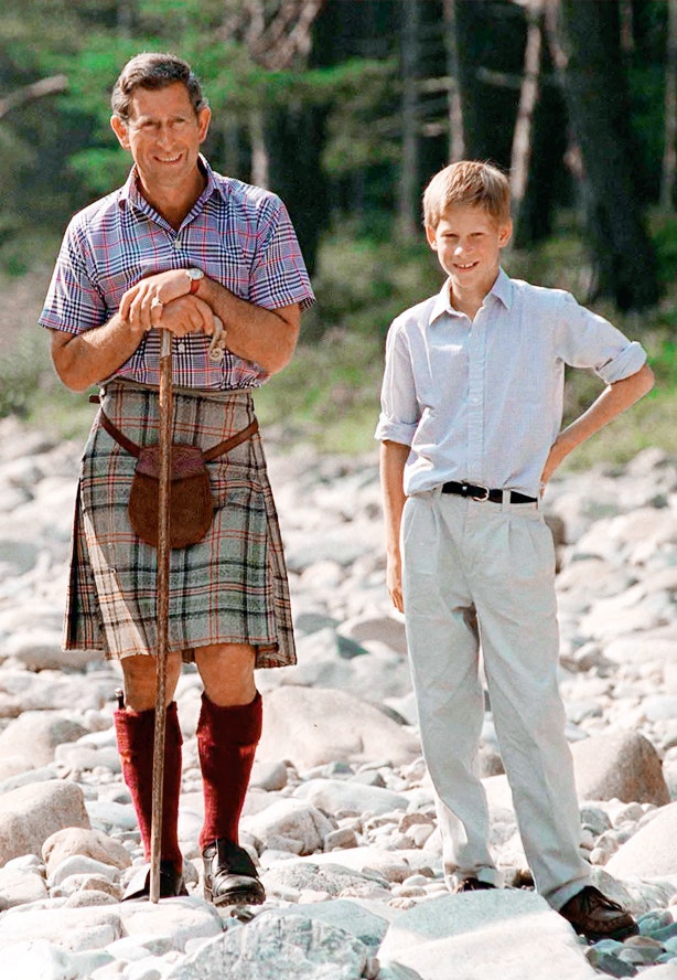 С отцом принцем Чарльзом в поместье Балморал 1997.