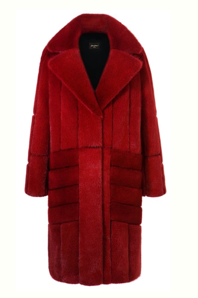 Пальто из норки NAFA цвета кардинал 360 000 руб.