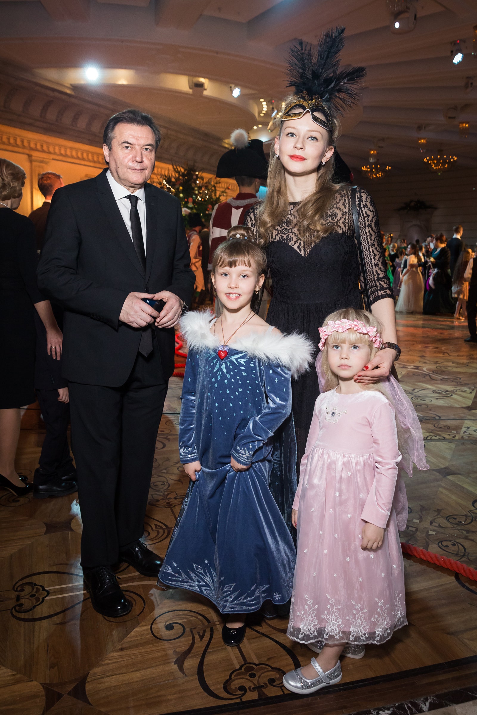 Алексей Учитель и Юлия Пересильд с дочерьми Марией и Анной