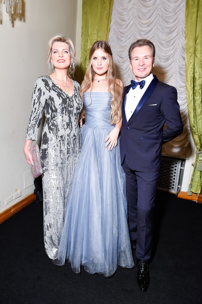 Эмма с мужем певцом Александром Малининым и дочерью Устиньей на Балу «Татлера».