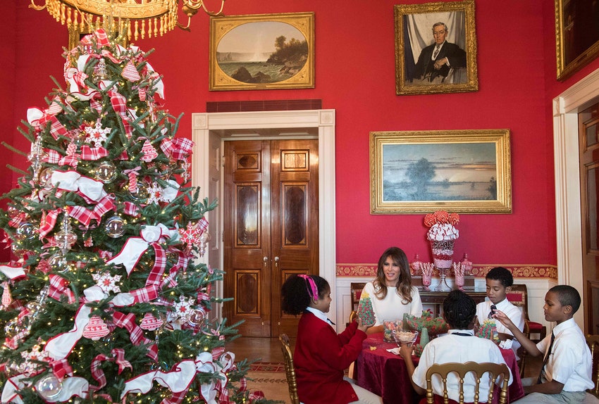 Мелания Трамп фото Белого дома украшенного к Рождеству