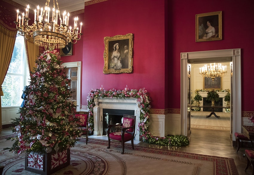 Мелания Трамп фото Белого дома украшенного к Рождеству