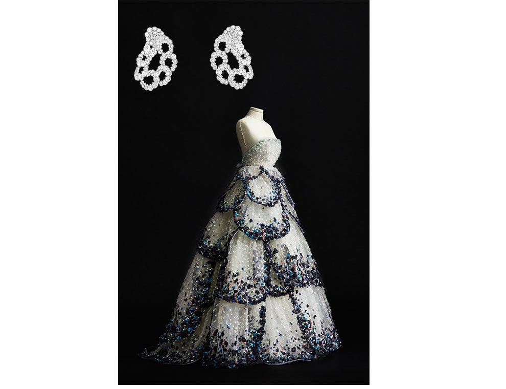 Платье Junon из кутюрной коллекции Milieu du Siècle 1949 года и серьги Milieu du Siècle из коллекции Archi Dior