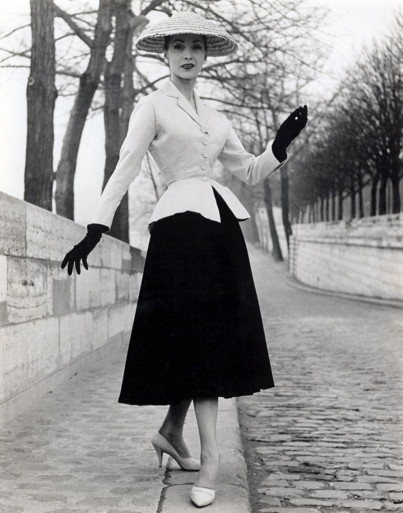 Модель в Dior на улицах Парижа