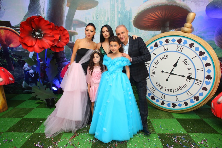 Лиана и Михаил Турецкие с дочерьми Сариной Эммануэль и Беатой