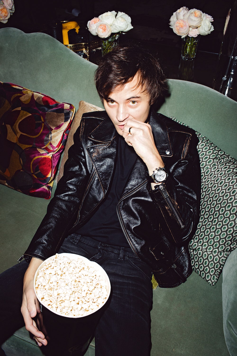 На Александре куртка Saint Laurent джинсы Dolce amp Gabbana футболка Valentino часы Overseas Chronograph из стали и...