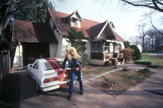 Ди Снайдер у своего дома в НьюЙорке 1983.