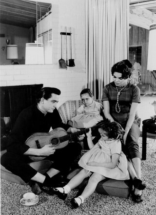 Джонни Кэш с женой Вивиан и дочерьми Розанной и Кэти 1957.