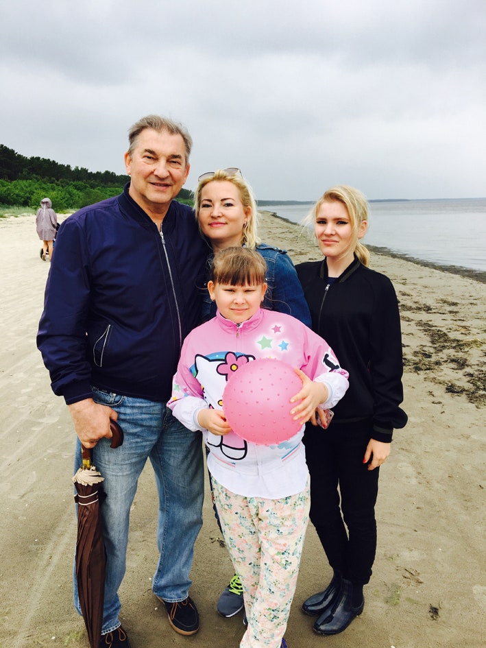 С дедушкой мамой Ириной и младшей сестрой Машей в Юрмале 2017.