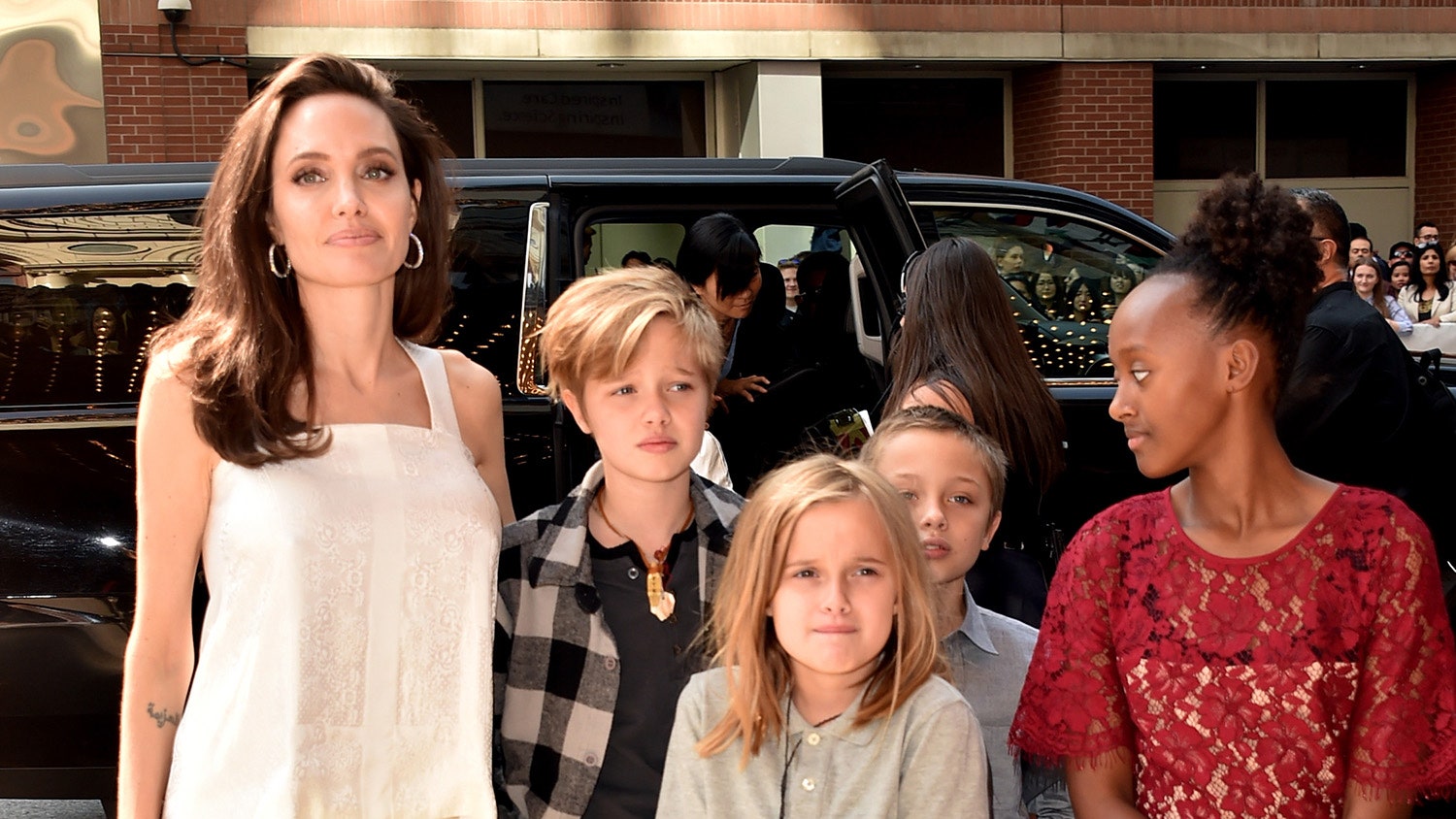 Кинофестиваль в Торонто фото Анджелины Джоли с детьми на премьере фильма «Добытчик»