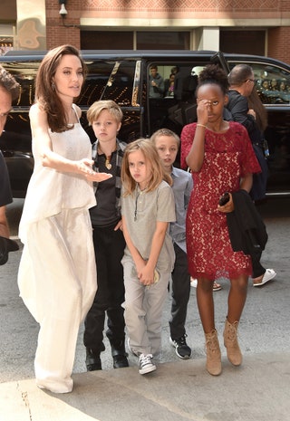 Анджелина Джоли с дочерьми Шайло Вивьен и Захарой и сыном Ноксом.