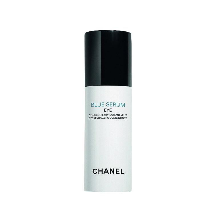 Укрепляющая и разглаживающая сыворотка для кожи вокруг глаз Blue Serum 5082 руб. Chanel.