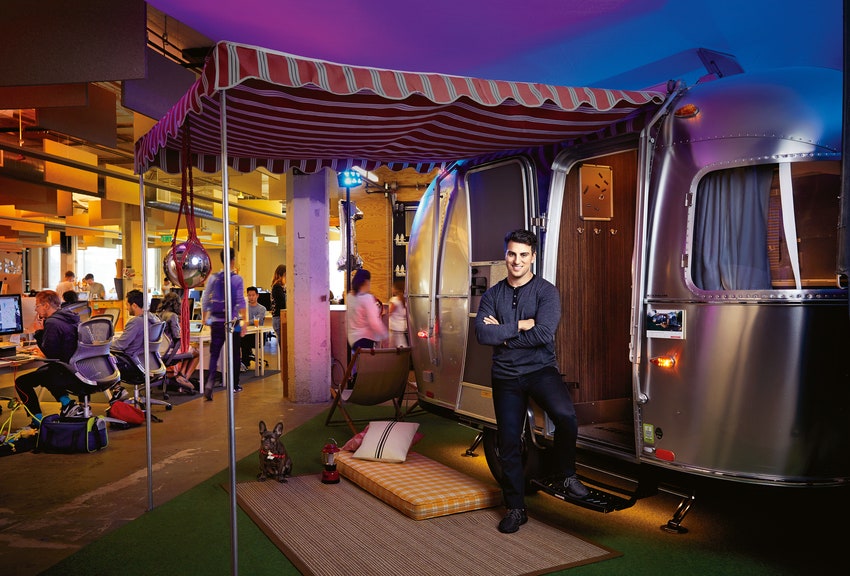 Сооснователь и CEO Airbnb Брайан Чески в штабквартире компании в СанФранциско на ступеньках трейлера Airstream — такой...
