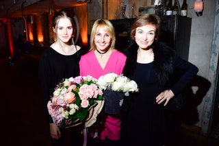 Оксана Бондаренко и Карина Добротворская с дочерью Соней Тархановой.