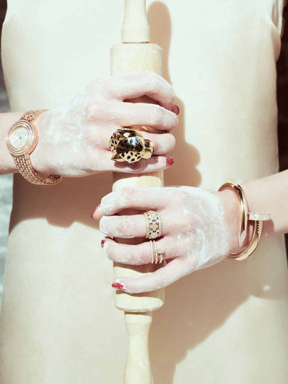 На правой руке золотое кольцо Panthère de Cartier с ониксом перидотами и бриллиантами Cartier часы Charms из розового...