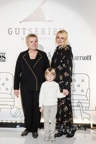 Вера Максимова и Яна Рудковская с сыном Александром на показе Gutseriev  Maximova.