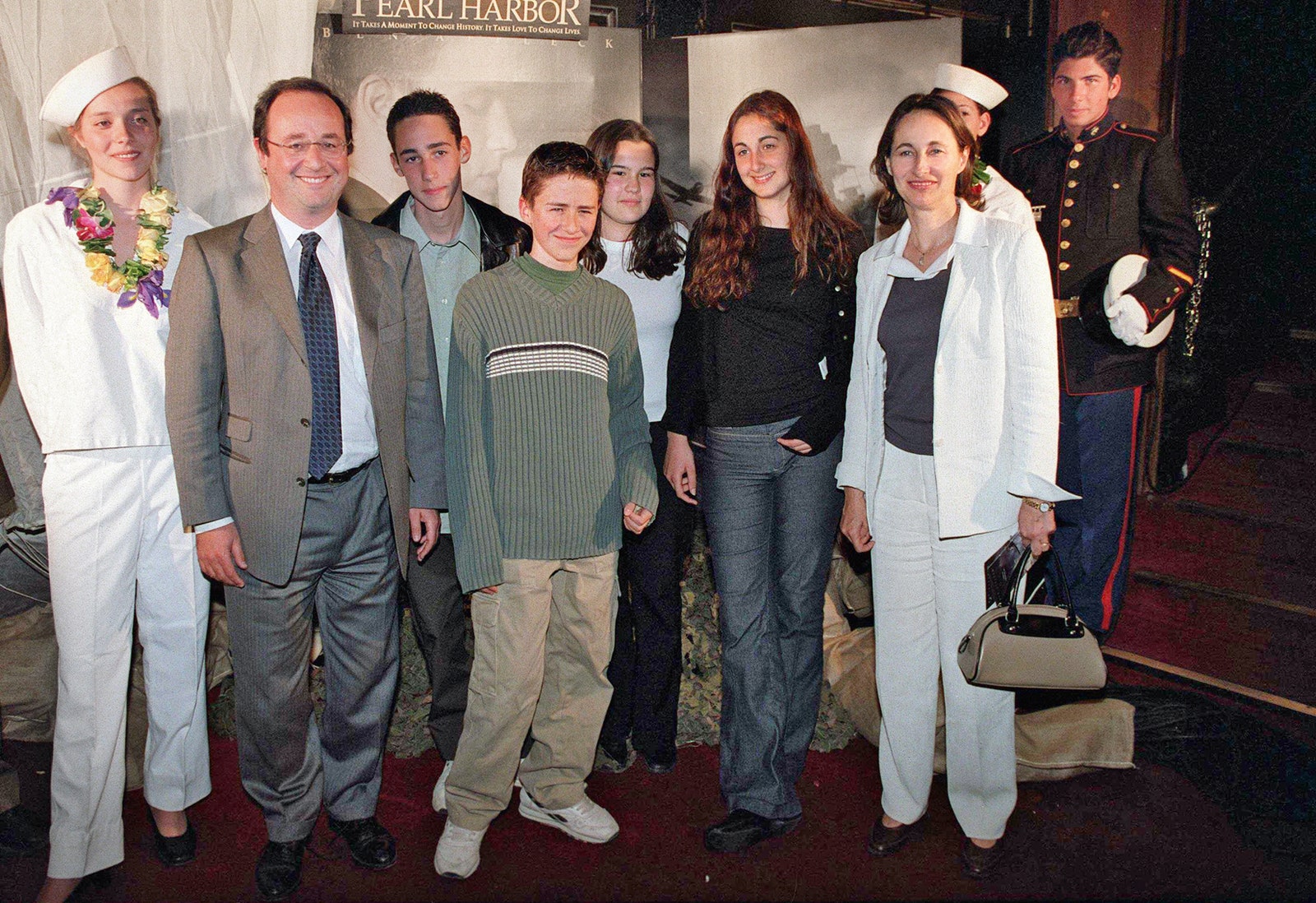С Сеголен Руаяль и детьми на премьере «ПерлХарбор» в Париже 2001.
