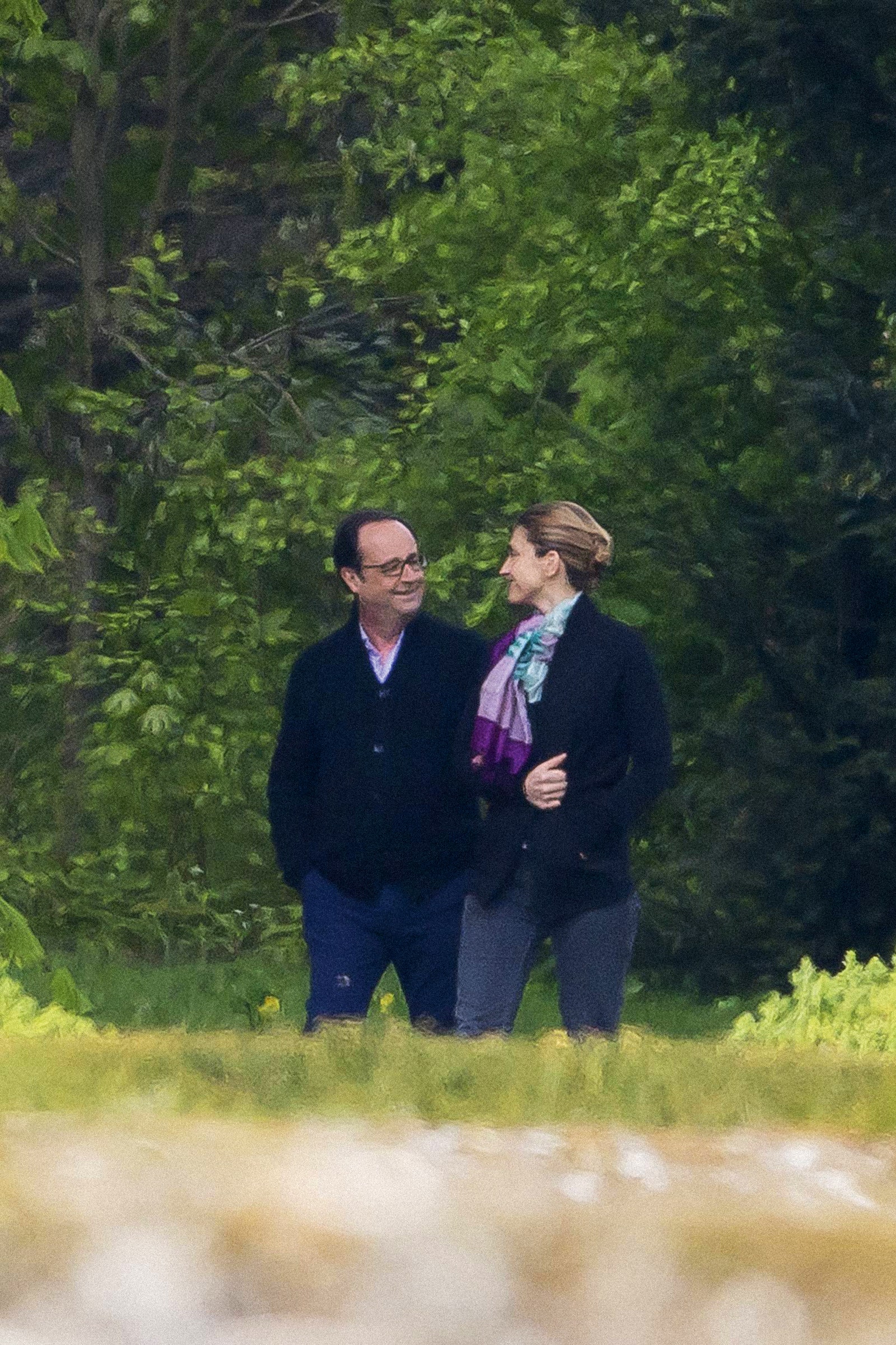 Экспрезидент Франции Франсуа Олланд со своей подругой актрисой Жюли Гайе в Версале 2017.