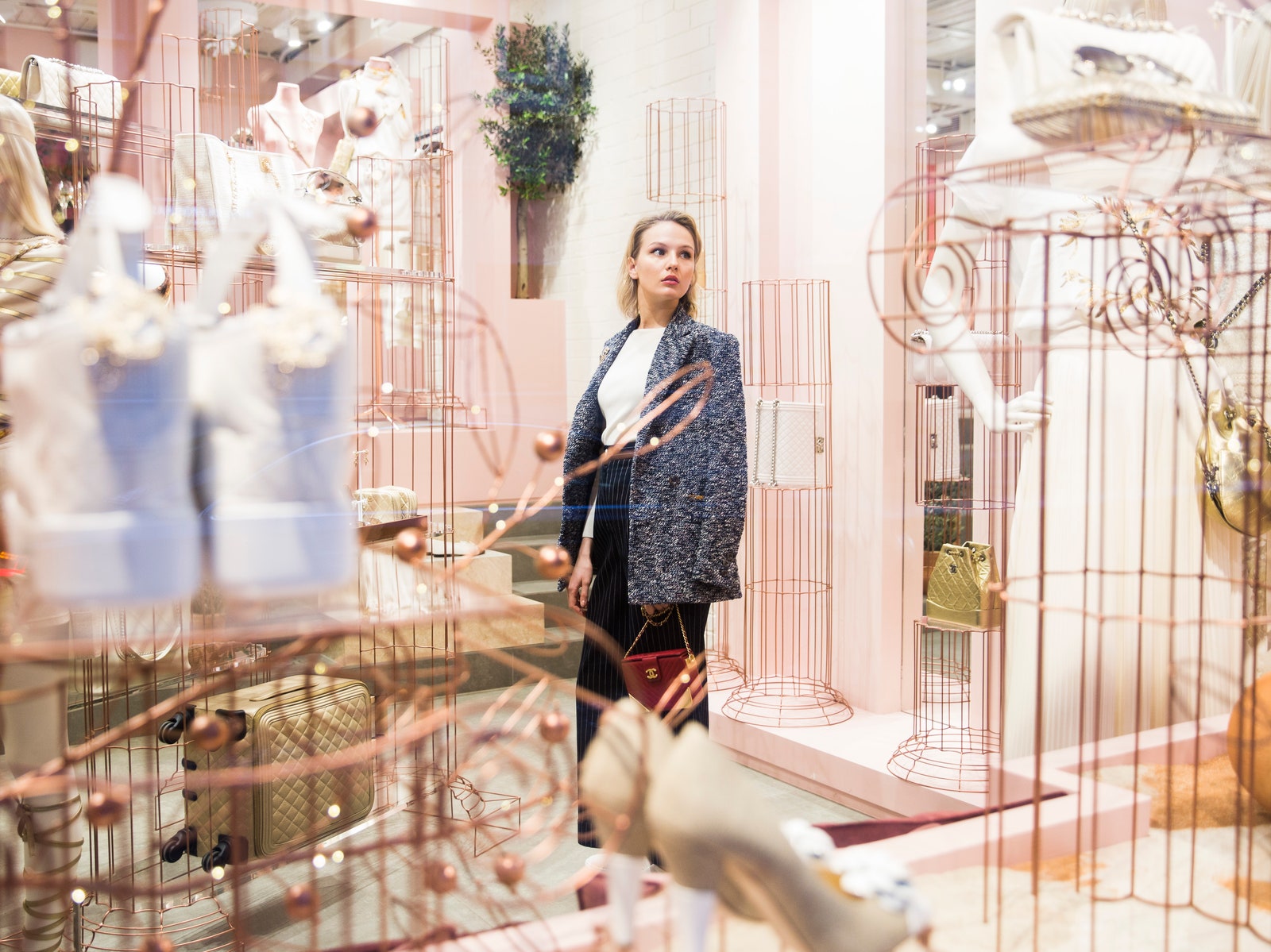 Маруся Фомина выбирает новогодние подарки в pop-up бутике Chanel