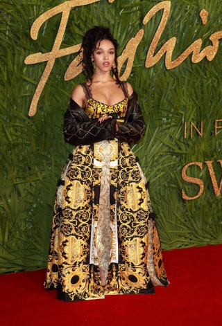 FKA Twigs в Versace.