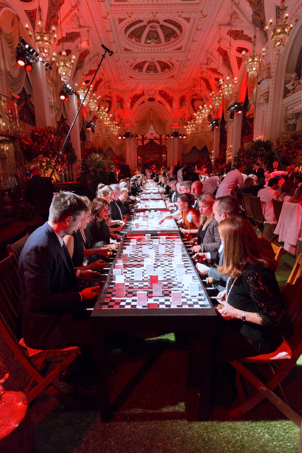 Сюрреалистический ужин в Casino de MonteCarlo фото Изабель Юппер Катрин Денев и других